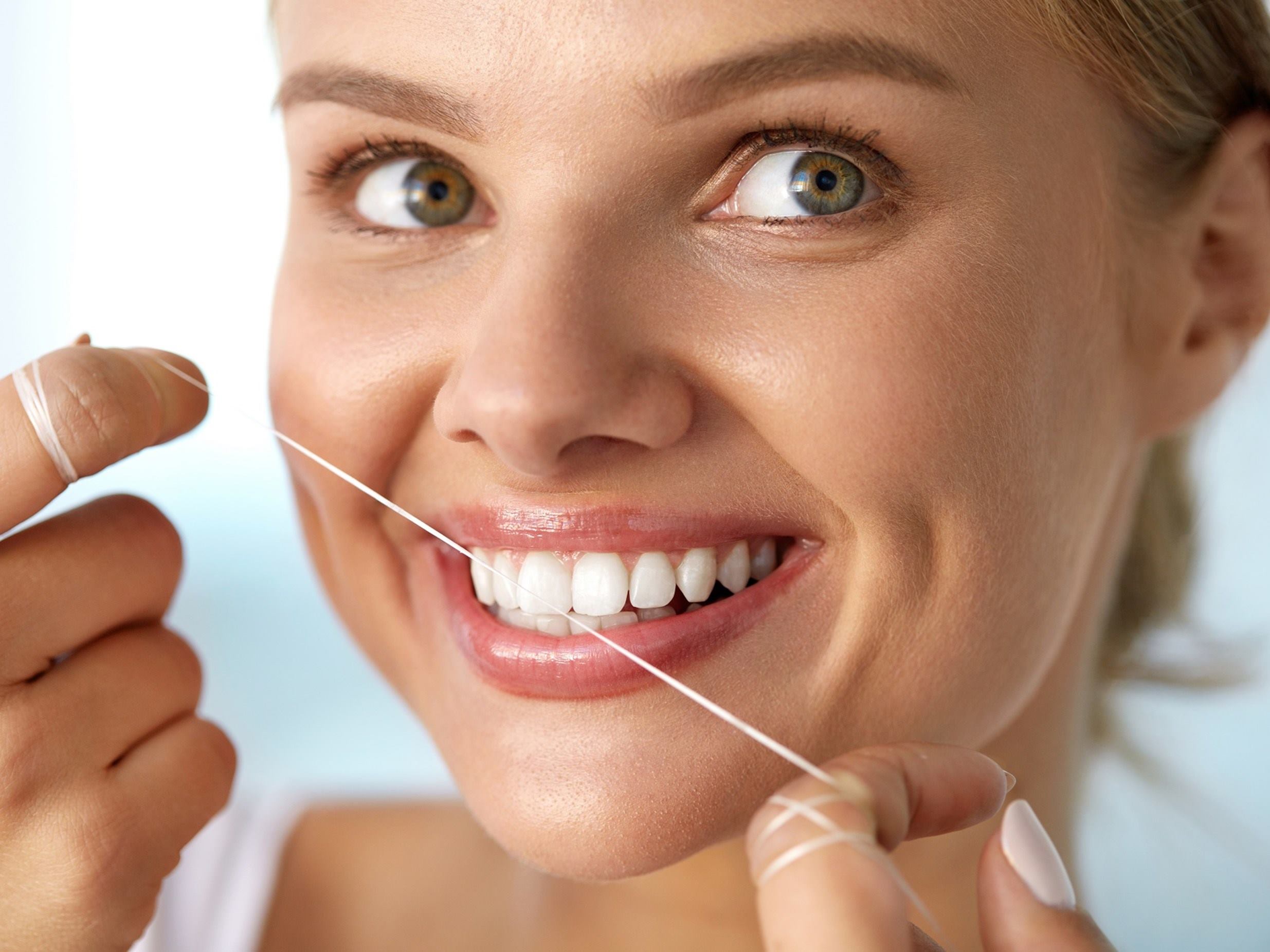 ODONTOLOGIA_DIENTES_SONRISA_DIENTES_MUJER_HILO